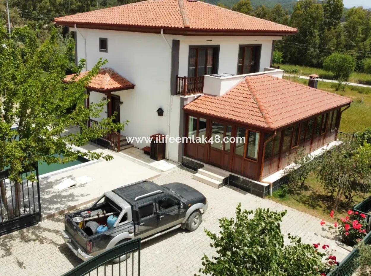 Kızılyaka'da Satılık 5.250 M2 Arsa Üzerinde 225 M2  Havuzlu Villa