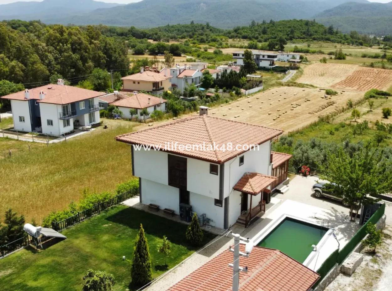 Kızılyaka'da Satılık 5.250 M2 Arsa Üzerinde 225 M2  Havuzlu Villa