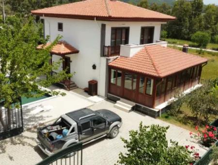 Kızılyaka'da Satılık 5.250 M2 Arsa Üzerinde 225 M2  Havuzlu Villa