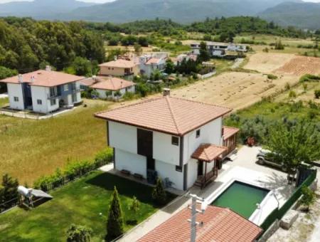 Kızılyaka'da Satılık 5.250 M2 Arsa Üzerinde 225 M2  Havuzlu Villa