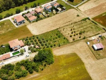 Kızılyaka'da Satılık 5.250 M2 Arsa Üzerinde 225 M2  Havuzlu Villa
