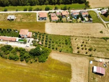 Kızılyaka'da Satılık 5.250 M2 Arsa Üzerinde 225 M2  Havuzlu Villa
