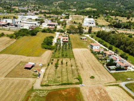Kızılyaka'da Satılık 5.250 M2 Arsa Üzerinde 225 M2  Havuzlu Villa