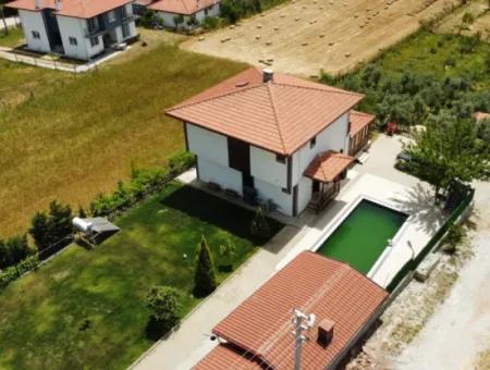 Kızılyaka'da Satılık 5.250 M2 Arsa Üzerinde 225 M2  Havuzlu Villa