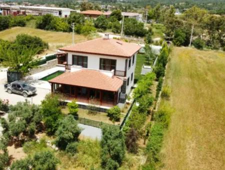 Kızılyaka'da Satılık 5.250 M2 Arsa Üzerinde 225 M2  Havuzlu Villa