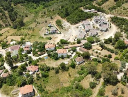 Esentepe'de Satılık 1865 M2 Tarla İçinde 3 Adet Ev Vardır